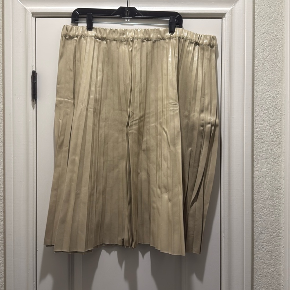 Elegant Cream Pleated Skirt faux leather